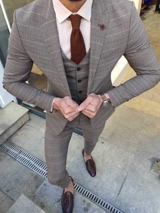 Braune Strick Krawatte kombinieren – 135 Herren Outfits: Tragen Sie einen grauen Dreiteiler mit Schottenmuster und eine braune Strick Krawatte für eine klassischen und verfeinerte Silhouette. Fühlen Sie sich ideenreich? Komplettieren Sie Ihr Outfit mit dunkelbraunen Leder Slippern mit Quasten.