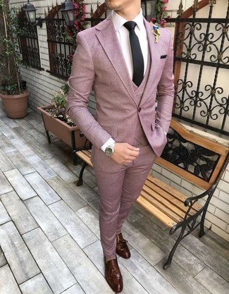 Welche Businesshemden mit lila Anzuges zu tragen – 46 Herren Outfits: Erwägen Sie das Tragen von einem lila Anzug und einem Businesshemd für einen stilvollen, eleganten Look. Wenn Sie nicht durch und durch formal auftreten möchten, ergänzen Sie Ihr Outfit mit braunen Leder Slippern mit Quasten.