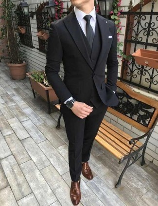 Schwarze Krawatte kombinieren – 1200+ Herren Outfits: Kombinieren Sie einen schwarzen Dreiteiler mit einer schwarzen Krawatte für einen stilvollen, eleganten Look. Fühlen Sie sich mutig? Wählen Sie braunen Leder Slipper mit Quasten.