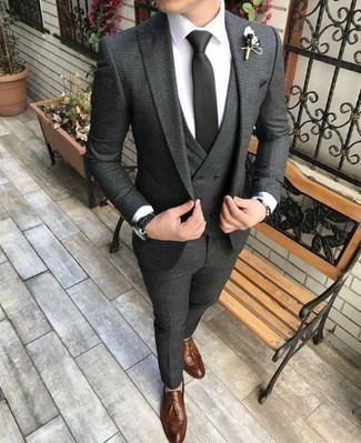 30 Jährige: Braune Leder Slipper mit Quasten kombinieren – 500+ Elegante Herren Outfits warm Wetter: Entscheiden Sie sich für einen dunkelgrauen Dreiteiler und ein weißes Businesshemd für einen stilvollen, eleganten Look. Fühlen Sie sich ideenreich? Entscheiden Sie sich für braunen Leder Slipper mit Quasten.