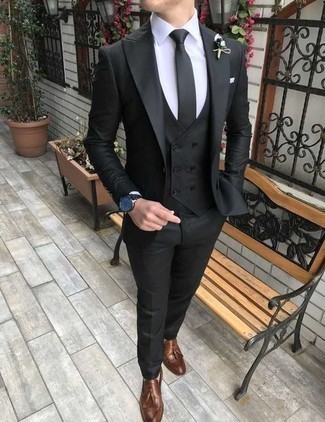 Wie schwarzen Anzug mit brauner Schuhe zu kombinieren – 158 Herren Outfits: Tragen Sie einen schwarzen Anzug und ein weißes Businesshemd für einen stilvollen, eleganten Look. Braune Leder Slipper mit Quasten verleihen einem klassischen Look eine neue Dimension.