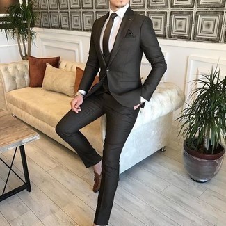 Wie schwarzen Anzug mit brauner Schuhe zu kombinieren – 158 Herren Outfits: Erwägen Sie das Tragen von einem schwarzen Anzug und einem weißen Businesshemd, um vor Klasse und Perfektion zu strotzen. Fühlen Sie sich mutig? Ergänzen Sie Ihr Outfit mit braunen geflochtenen Leder Slippern mit Quasten.