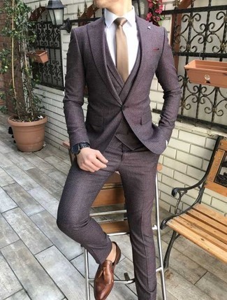 Welche Slipper mit violetten Anzuges zu tragen – 22 Herren Outfits: Geben Sie den bestmöglichen Look ab in einem violetten Anzug und einem weißen Businesshemd. Wenn Sie nicht durch und durch formal auftreten möchten, vervollständigen Sie Ihr Outfit mit Slippern.