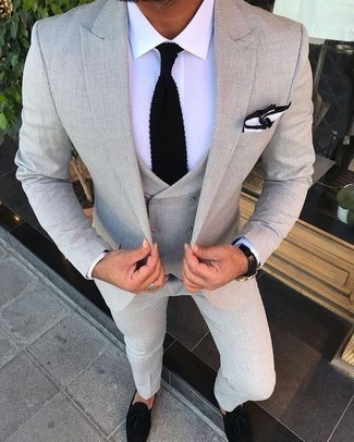 30 Jährige: Wie Dreiteiler mit Slipper mit Quasten zu kombinieren – 79 Herren Outfits: Kombinieren Sie einen Dreiteiler mit einem weißen Businesshemd für einen stilvollen, eleganten Look. Wählen Sie die legere Option mit Slippern mit Quasten.