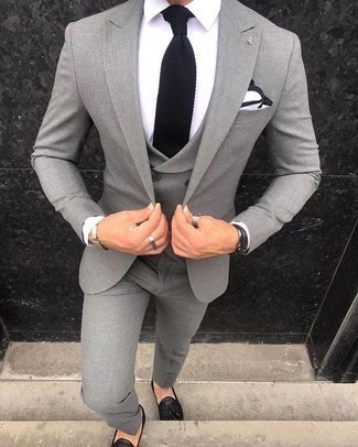Schwarze Strick Krawatte kombinieren – 145 Herren Outfits: Kombinieren Sie einen grauen Dreiteiler mit einer schwarzen Strick Krawatte für eine klassischen und verfeinerte Silhouette. Wenn Sie nicht durch und durch formal auftreten möchten, ergänzen Sie Ihr Outfit mit schwarzen Leder Slippern mit Quasten.