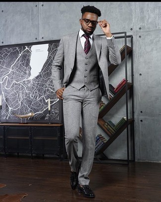 Dunkelrote Krawatte kombinieren – 500+ Herren Outfits warm Wetter: Kombinieren Sie einen grauen Dreiteiler mit einer dunkelroten Krawatte, um vor Klasse und Perfektion zu strotzen. Fühlen Sie sich ideenreich? Entscheiden Sie sich für schwarzen Leder Slipper mit Quasten.
