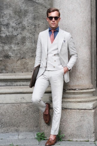 Weißen Dreiteiler kombinieren – 4 Herren Outfits warm Wetter: Vereinigen Sie einen weißen Dreiteiler mit einem blauen Chambray Businesshemd für einen stilvollen, eleganten Look. Wählen Sie die legere Option mit braunen Leder Slippern mit Quasten.