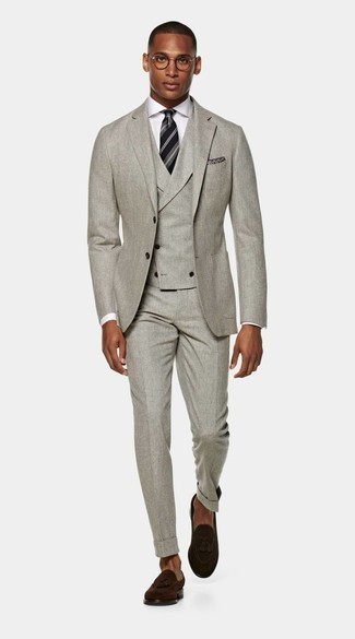 Grauen Dreiteiler kombinieren – 268 Elegante Herren Outfits: Entscheiden Sie sich für einen klassischen Stil in einem grauen Dreiteiler und einem weißen Businesshemd. Fühlen Sie sich ideenreich? Vervollständigen Sie Ihr Outfit mit dunkelbraunen Wildleder Slippern mit Quasten.