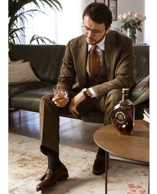 30 Jährige: Braune Krawatte kombinieren – 500+ Herren Outfits warm Wetter: Kombinieren Sie einen olivgrünen Dreiteiler mit Karomuster mit einer braunen Krawatte für einen stilvollen, eleganten Look. Dunkelbraune Leder Slipper mit Quasten liefern einen wunderschönen Kontrast zu dem Rest des Looks.