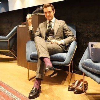 Dunkelrote Socken kombinieren – 500+ Herren Outfits: Kombinieren Sie einen braunen Dreiteiler mit dunkelroten Socken für einen bequemen Alltags-Look. Fühlen Sie sich ideenreich? Wählen Sie dunkelbraunen Leder Slipper mit Quasten.