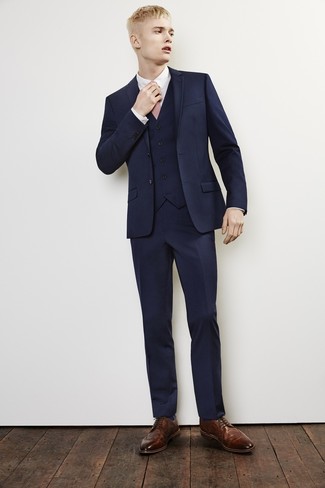 Rosa Krawatte kombinieren – 123 Herren Outfits: Tragen Sie einen dunkelblauen Dreiteiler und eine rosa Krawatte für einen stilvollen, eleganten Look. Wenn Sie nicht durch und durch formal auftreten möchten, komplettieren Sie Ihr Outfit mit braunen Leder Brogues.