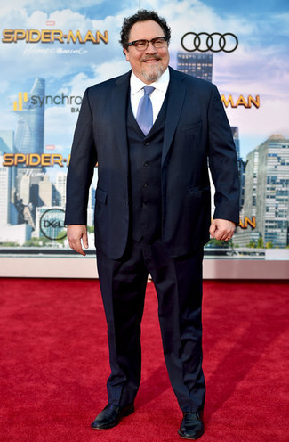 Jon Favreau trägt dunkelblauer Dreiteiler, weißes Businesshemd, schwarze Leder Derby Schuhe, hellblaue Krawatte