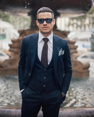 Dunkelbraune Krawatte kombinieren – 500+ Herren Outfits: Machen Sie sich mit einem dunkelblauen vertikal gestreiften Dreiteiler und einer dunkelbraunen Krawatte einen verfeinerten, eleganten Stil zu Nutze.