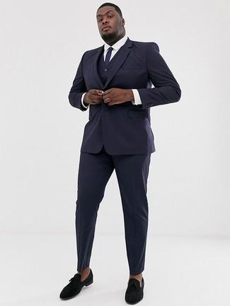 30 Jährige: Welche Dreiteiler mit schwarzer Slipper zu tragen – 61 Elegante Herren Outfits: Kombinieren Sie einen Dreiteiler mit einem weißen Businesshemd für einen stilvollen, eleganten Look. Wenn Sie nicht durch und durch formal auftreten möchten, wählen Sie schwarzen Slipper.