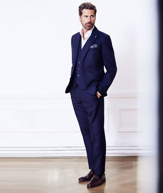 Wie blauen Anzug mit rotbrauner Leder Slipper zu kombinieren – 19 Smart-Casual Herren Outfits: Kombinieren Sie einen blauen Anzug mit einem weißen Langarmhemd, um vor Klasse und Perfektion zu strotzen. Rotbraune Leder Slipper sind eine perfekte Wahl, um dieses Outfit zu vervollständigen.