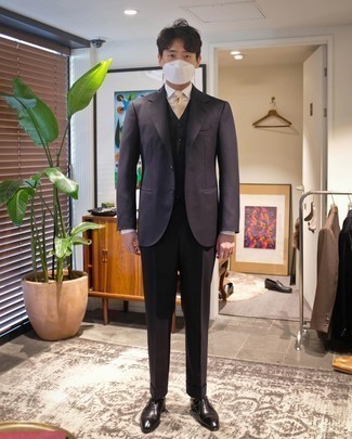 Wie Dreiteiler mit Businesshemdes zu kombinieren – 500+ Elegante Herren Outfits: Kombinieren Sie einen Dreiteiler mit einem Businesshemd für eine klassischen und verfeinerte Silhouette. Komplettieren Sie Ihr Outfit mit schwarzen Leder Oxford Schuhen.