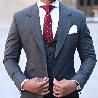 Dunkelrote gepunktete Krawatte kombinieren – 106 Herren Outfits warm Wetter: Kombinieren Sie einen dunkelgrauen Dreiteiler mit einer dunkelroten gepunkteten Krawatte, um vor Klasse und Perfektion zu strotzen.