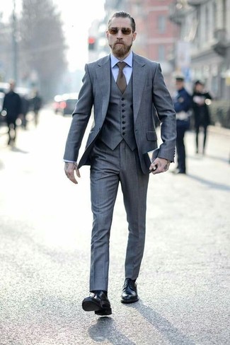 Grauen Anzug kombinieren – 304 Frühling Herren Outfits: Kombinieren Sie einen grauen Anzug mit einem hellblauen Businesshemd, um vor Klasse und Perfektion zu strotzen. Schwarze Lederformelle stiefel sind eine gute Wahl, um dieses Outfit zu vervollständigen. So ist das Outfit komplett frühlingstauglich.