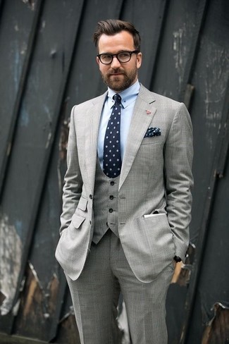 Blaues bedrucktes Einstecktuch kombinieren – 500+ Herren Outfits: Vereinigen Sie einen grauen Dreiteiler mit einem blauen bedruckten Einstecktuch, um einen lockeren, aber dennoch stylischen Look zu erhalten.