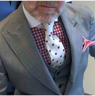 60 Jährige: Grauen Anzug kombinieren – 93 Herren Outfits: Kombinieren Sie einen grauen Anzug mit einem roten Businesshemd mit Vichy-Muster, um vor Klasse und Perfektion zu strotzen.