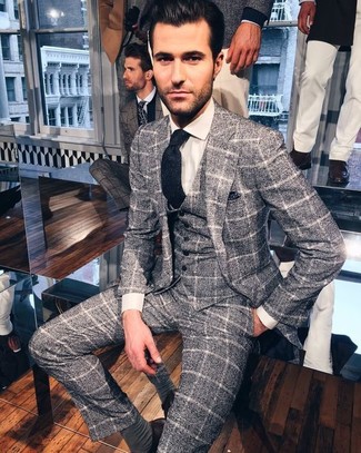 Grauen Wollanzug kombinieren – 411 Herren Outfits: Kombinieren Sie einen grauen Wollanzug mit einem weißen Businesshemd, um vor Klasse und Perfektion zu strotzen.