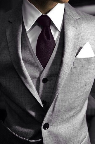 30 Jährige: Dunkellila Krawatte kombinieren – 282 Elegante Herren Outfits: Erwägen Sie das Tragen von einem grauen Dreiteiler und einer dunkellila Krawatte für einen stilvollen, eleganten Look.