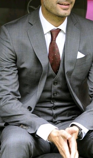 grauer Dreiteiler, weißes Businesshemd, dunkelrote bedruckte Krawatte, weißes Einstecktuch für Herren