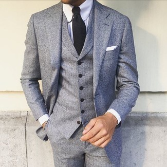 20 Jährige: Weißes und braunes Businesshemd kombinieren – 474 Elegante Herren Outfits: Entscheiden Sie sich für ein weißes und braunes Businesshemd und einen grauen Dreiteiler, um vor Klasse und Perfektion zu strotzen.