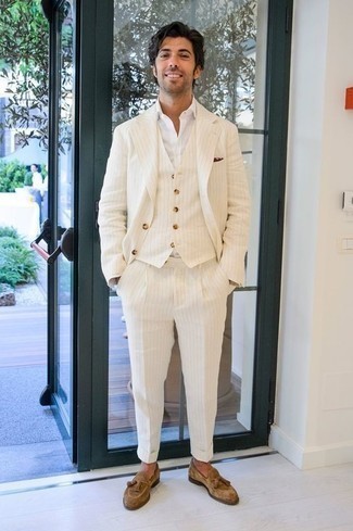 Wie beige Anzug mit beige Wildleder Slipper zu kombinieren – 10 Herren Outfits: Kombinieren Sie einen beige Anzug mit einem weißen Businesshemd für einen stilvollen, eleganten Look. Fühlen Sie sich mutig? Komplettieren Sie Ihr Outfit mit beige Wildleder Slippern.