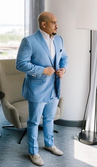 30 Jährige: Hellbeige Slipper kombinieren – 461 Herren Outfits: Kombinieren Sie einen hellblauen Dreiteiler mit einem weißen Businesshemd für eine klassischen und verfeinerte Silhouette. Hellbeige Slipper leihen Originalität zu einem klassischen Look.