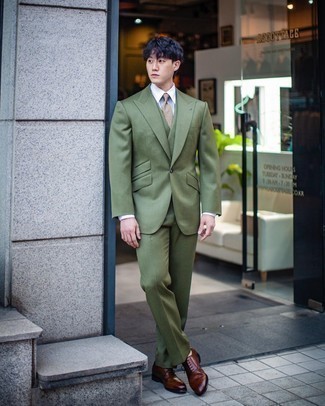 30 Jährige: Olivgrünen Anzug kombinieren – 254 Herren Outfits warm Wetter: Paaren Sie einen olivgrünen Anzug mit einem weißen Businesshemd, um vor Klasse und Perfektion zu strotzen. Fühlen Sie sich ideenreich? Entscheiden Sie sich für braunen Leder Brogues.