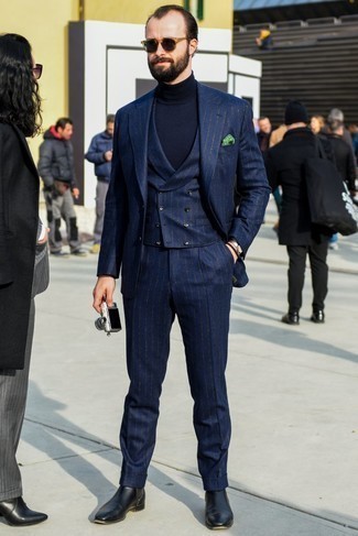 Mintgrünes Einstecktuch kombinieren – 71 Elegante Herren Outfits: Kombinieren Sie einen dunkelblauen vertikal gestreiften Dreiteiler mit einem mintgrünen Einstecktuch für ein großartiges Wochenend-Outfit. Machen Sie Ihr Outfit mit schwarzen Chelsea Boots aus Leder eleganter.