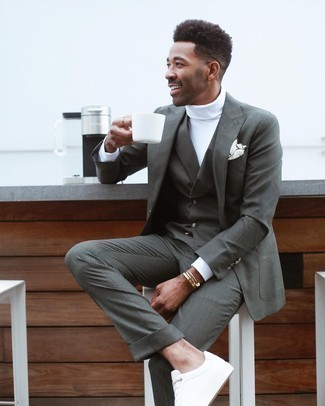 Grauen Anzug kombinieren – 58 Smart-Casual Frühling Herren Outfits: Tragen Sie einen grauen Anzug und einen weißen Rollkragenpullover für einen stilvollen, eleganten Look. Fühlen Sie sich mutig? Wählen Sie weißen Segeltuch niedrige Sneakers. Ein stylischer Look für die Übergangszeit.