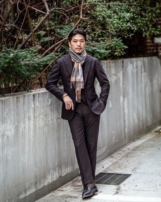 Welche Slipper mit braunen Anzuges zu tragen – 336 Elegante Herren Outfits: Entscheiden Sie sich für einen braunen Anzug und einen schwarzen Rollkragenpullover für eine klassischen und verfeinerte Silhouette. Slipper sind eine gute Wahl, um dieses Outfit zu vervollständigen.