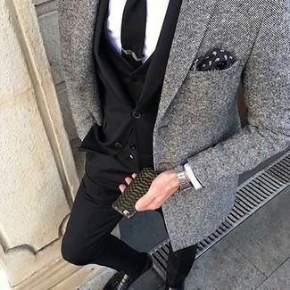Graues Tweed Sakko kombinieren – 6 Herren Outfits: Kombinieren Sie ein graues Tweed Sakko mit einem schwarzen Dreiteiler für einen stilvollen, eleganten Look. Schwarze Leder Slipper mit Quasten sind eine gute Wahl, um dieses Outfit zu vervollständigen.