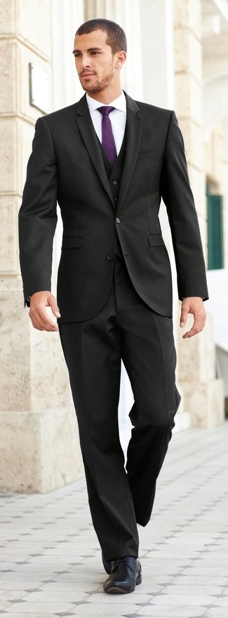 Dunkellila Krawatte kombinieren – 412 Herren Outfits: Entscheiden Sie sich für einen klassischen Stil in einem schwarzen Dreiteiler und einer dunkellila Krawatte. Fühlen Sie sich mutig? Komplettieren Sie Ihr Outfit mit schwarzen Leder Brogues.