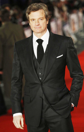 Colin Firth trägt schwarzer Dreiteiler, weißes Businesshemd, schwarze Strick Krawatte, weißes Einstecktuch
