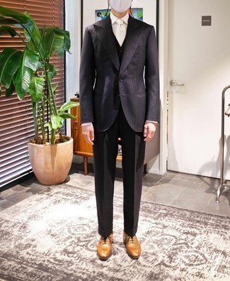 Schwarzen vertikal gestreiften Anzug kombinieren – 138 Herren Outfits: Kombinieren Sie einen schwarzen vertikal gestreiften Anzug mit einem weißen Businesshemd für eine klassischen und verfeinerte Silhouette. Rotbraune Leder Oxford Schuhe sind eine kluge Wahl, um dieses Outfit zu vervollständigen.