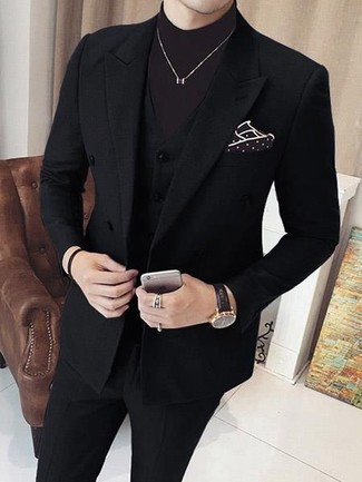 Braunes Einstecktuch kombinieren – 225 Herbst Herren Outfits: Kombinieren Sie einen schwarzen Dreiteiler mit einem braunen Einstecktuch für ein bequemes Outfit, das außerdem gut zusammen passt. Das Outfit ist einfach Herbst pur.