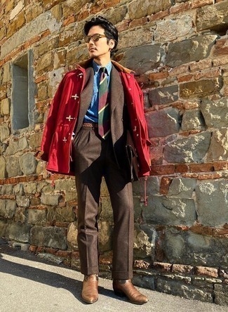 Roten Düffelmantel kombinieren – 10 Herren Outfits: Erwägen Sie das Tragen von einem roten Düffelmantel und einem braunen Wollanzug für eine klassischen und verfeinerte Silhouette. Fühlen Sie sich ideenreich? Wählen Sie braunen Chelsea Boots aus Leder.