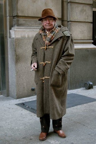 Hellbeige Schal mit Schottenmuster kombinieren – 53 Herren Outfits: Kombinieren Sie einen braunen Düffelmantel mit einem hellbeige Schal mit Schottenmuster für einen entspannten Wochenend-Look. Wählen Sie braunen Leder Slipper, um Ihr Modebewusstsein zu zeigen.