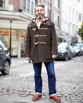 Braunen Düffelmantel kombinieren – 37 Herren Outfits: Entscheiden Sie sich für einen braunen Düffelmantel und blauen Jeans für Drinks nach der Arbeit. Fühlen Sie sich mutig? Komplettieren Sie Ihr Outfit mit rotbraunen Lederarbeitsstiefeln.