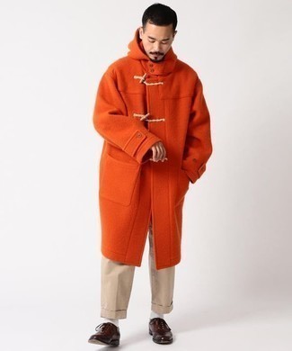 Beige Chinohose kombinieren – 1200+ Herren Outfits: Kombinieren Sie einen orange Düffelmantel mit einer beige Chinohose für Ihren Bürojob. Komplettieren Sie Ihr Outfit mit dunkelbraunen Leder Oxford Schuhen, um Ihr Modebewusstsein zu zeigen.