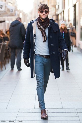 Braunen Ledergürtel kombinieren – 500+ Herren Outfits kühl Wetter: Paaren Sie einen dunkelblauen Düffelmantel mit einem braunen Ledergürtel für einen entspannten Wochenend-Look. Fühlen Sie sich mutig? Vervollständigen Sie Ihr Outfit mit braunen Leder Oxford Schuhen.