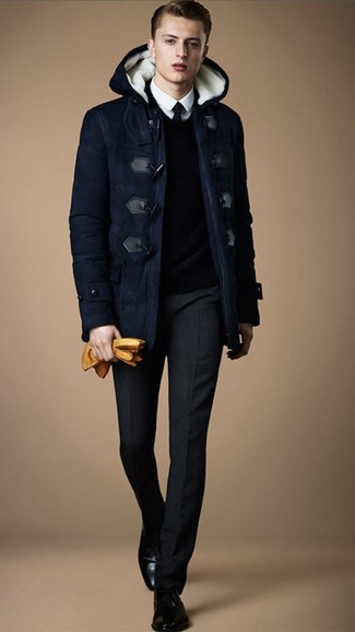 dunkelblauer Pullover mit einem V-Ausschnitt von Merc of London