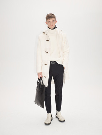 weißer Düffelmantel, weißer Strick Wollrollkragenpullover, schwarze Anzughose, weiße Chelsea Boots aus Leder für Herren