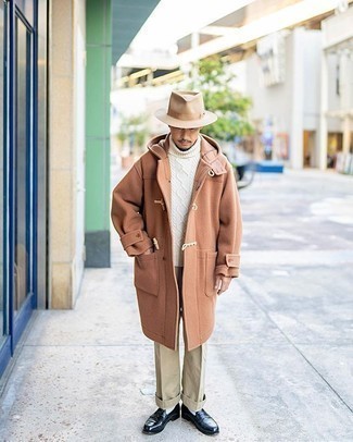 Hut kombinieren – 500+ Herren Outfits: Für ein bequemes Couch-Outfit, kombinieren Sie einen beige Düffelmantel mit einem Hut. Dunkelblaue Leder Slipper bringen Eleganz zu einem ansonsten schlichten Look.