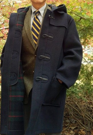 Dunkelblaue vertikal gestreifte Krawatte kombinieren – 110 Herren Outfits: Kombinieren Sie einen dunkelblauen Düffelmantel mit einer dunkelblauen vertikal gestreiften Krawatte, um vor Klasse und Perfektion zu strotzen.