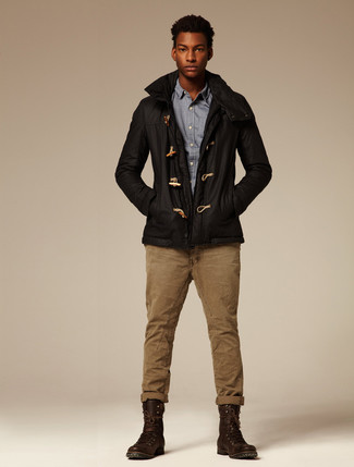 Schwarzen Düffelmantel kombinieren – 24 Herren Outfits: Entscheiden Sie sich für einen schwarzen Düffelmantel und braunen Jeans, um einen eleganten, aber nicht zu festlichen Look zu kreieren. Vervollständigen Sie Ihr Look mit einer dunkelbraunen Lederfreizeitstiefeln.