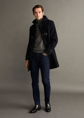 Schwarzen Düffelmantel kombinieren – 24 Herren Outfits: Kombinieren Sie einen schwarzen Düffelmantel mit dunkelblauen Jeans, wenn Sie einen gepflegten und stylischen Look wollen. Schwarze Chelsea Boots aus Leder bringen Eleganz zu einem ansonsten schlichten Look.
